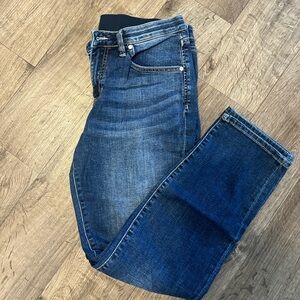Jag jeans very comfy and slim looking! Has an elastic band!